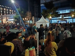 Turis mancanegara ada dalam kerumunan penonton Malang Flower Carnival 2023. Foto : Parlin Pakpahan.