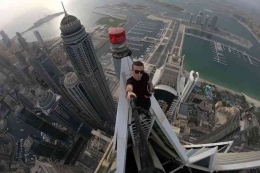 Remi Lucidi berada di puncak gedung tinggi, Dubai | foto: IG/@remnigma