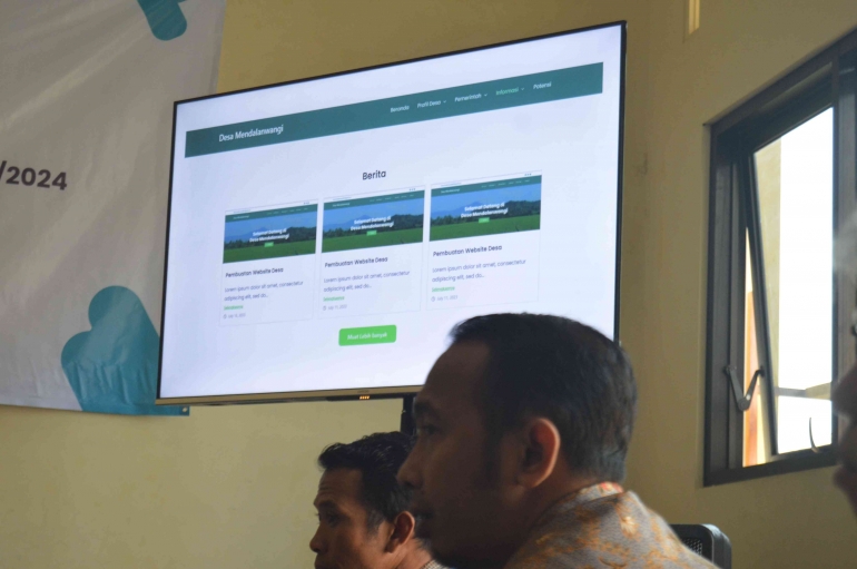 Pemaparan Website Desa Mendalanwangi (Sumber: doc. Mohammed Risya Arzi)
