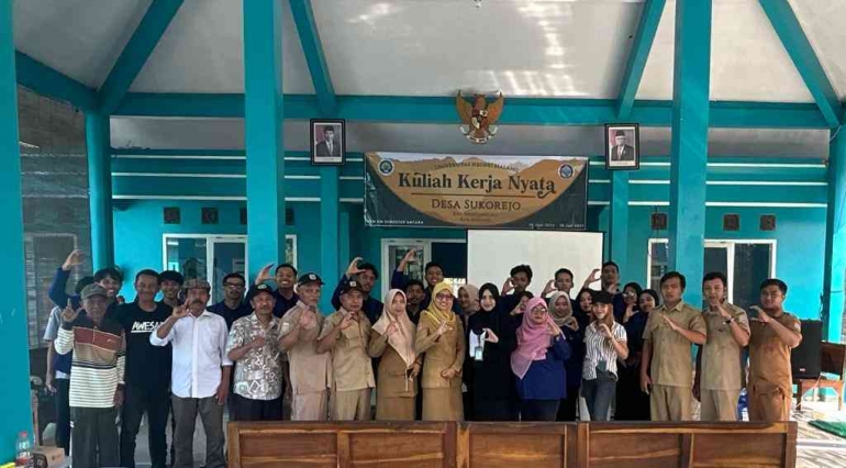 Gambar Foto Bersama dengan Para Perangkat Desa, Perwakilan Karang Taruna dan Perwakilan Warga Desa Sukorejo, Selasa (20/06/2023). (Foto: dok pribadi)