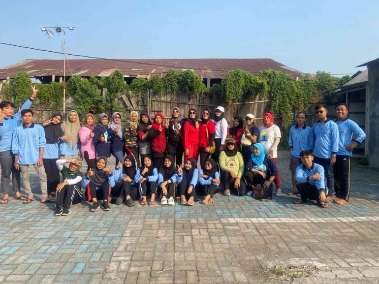 Foto bersama mahasiswa KKN posko 135 dengan warga desa Bandungrejo dalam kegiatan senam pagi, penuh kebersamaan dan kekeluargaan. Dokpri