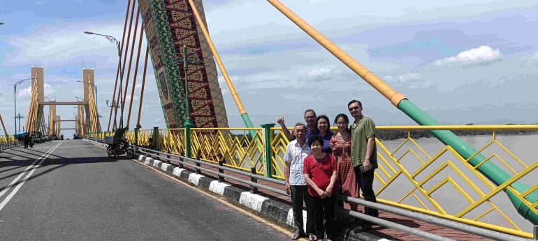 Berpose di Jembatan Pedamaran I | Foto: Yusuf Muji Sutrisno Sianipar (dokpri)