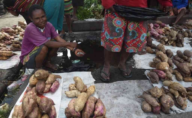Penjual Hipere sejenis ubi jalar di pasar Tolikelek Kabupaten Jayawijaya (Foto KOMPAS/B Patria Gupta)