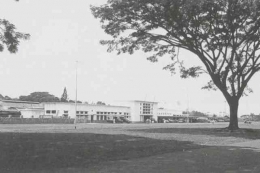 Stasiun Malang bagian barat yang selesai dibangun pada tahun 1941 (Sumber: Malang Beeld van Een Stad) | heritage.kai.id