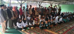 Photo bersama, cvitas akademika MTsN 13 Majalengka beserta guru SD pendamping dan siswa/siswi penerima santunan (doc.pri)