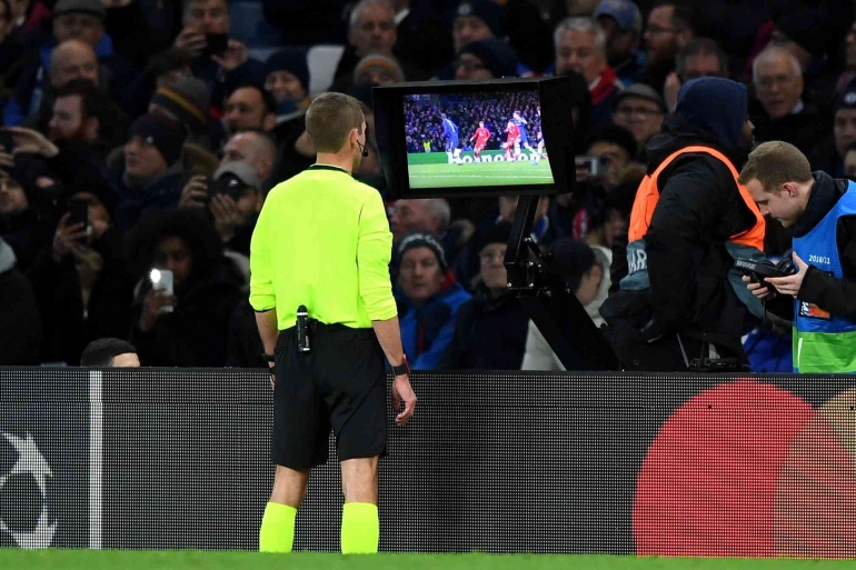 Teknologi VAR (Video Assistant Referee) dan Dampaknya pada Sepak Bola ...