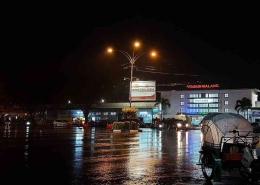 Stasiun Malang bagian barat di malam hari| Foto: Instagram widhopoenya