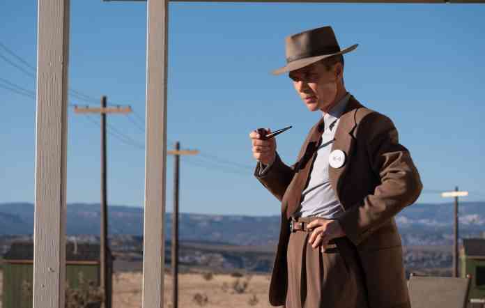 Gambar 3. Adegan Oppenheimer menyurvei tempat Projek Manhattan (Sumber: NME/Universal Pictures)