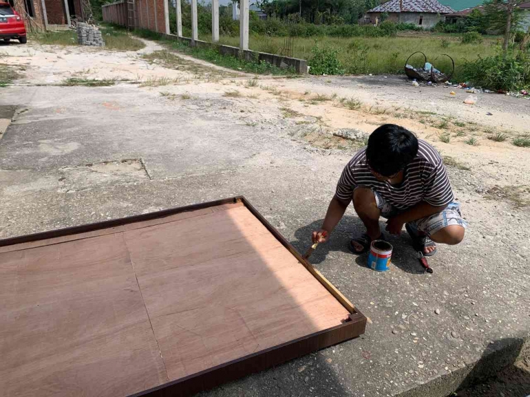 Proses Pengecatan Mading Kantor Desa - Dok. pribadi