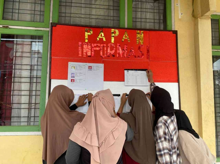 Penempelan Informasi Pada Mading - Dok. pribadi