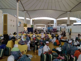 Ilustrasi jemaah haji sedang di Bandara Jeddah mau pulang ke Indonesia (Sumber: Dokumentasi pribadi)