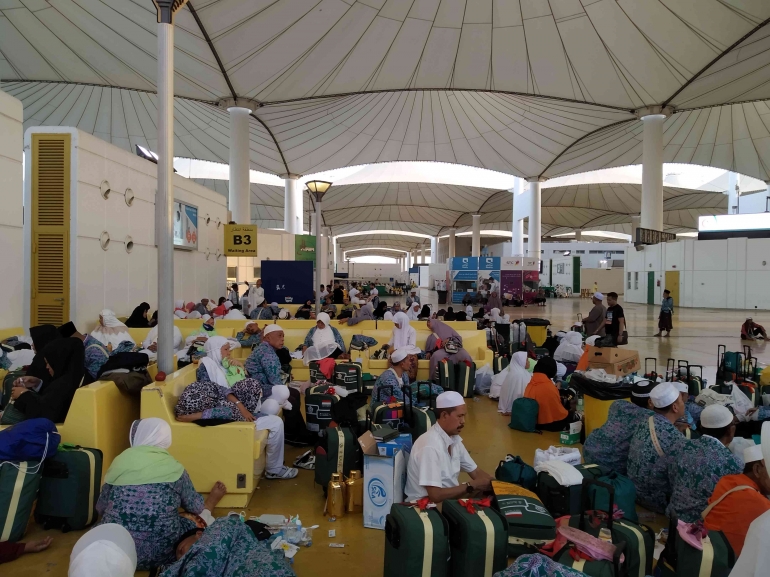 Ilustrasi jemaah haji sedang di Bandara Jeddah mau pulang ke Indonesia (Sumber: Dokumentasi pribadi)
