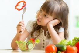 Ilustrasi: Anak kecil yang susah makan sayur. (Sumber: Shutterstock via kompas.com) 