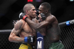 Gambar 2. Alex Pereira mengalahkan Israel Adesanya via TKO pada UFC 281 (Sumber: MMA Mania/ UFC)
