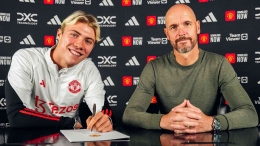Rasmus Hojlund bersama Erik ten Hag, Rekrutan baru ini resmi diperkenalkan oleh manajemen Manchester United (Foto Skysports).  