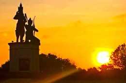 Pesona Patung Arjuna dan Kresna saat Sunrise yang menggoda. (Photo: Merza Gamal)