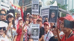 Relawan Jokowi tuntut Rocky Gerung ditangkap karena narasi vulgar Bajingan Tolol kepada Jokowi. Foto : viva.co.id