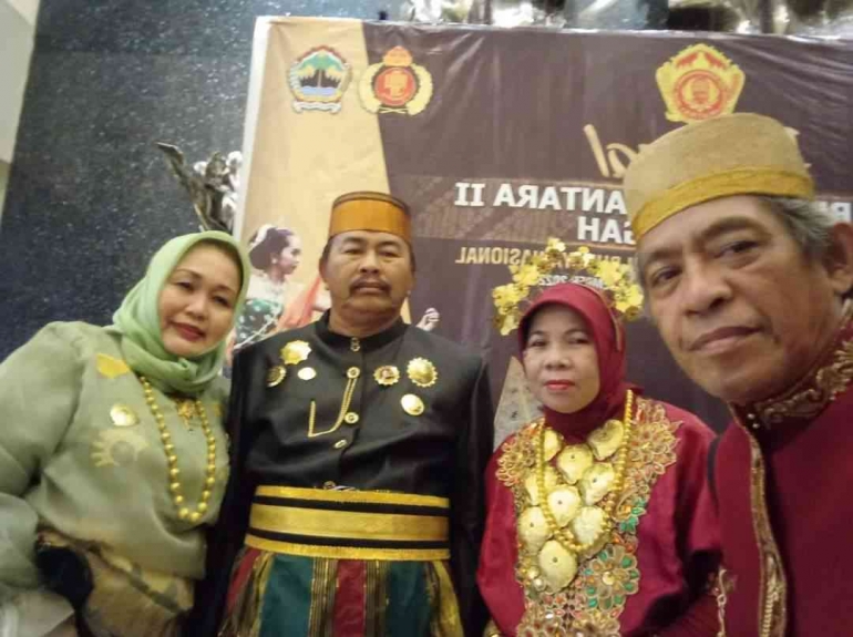 Bersama sesama pemangku adat di acara Festival Adat Budaya Nusantara di Borobudur, 2022 (foto dok Nur Terbit)