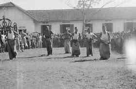 Lomba balap karung pasukan KNIL di Bandung pada 23 April 1948 (Foto: Â nationaalarchief.nl via indonesia-zaman-doeloe.blogspot.com)