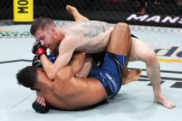 Gambar 1. Cory Sandhagen melancarkan Ground and Pound pada Rob Font (Sumber: MMA Mania/ UFC)