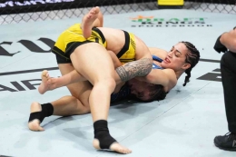 Gambar 3. Tatiana Suarez melakukan teknik guillotine choke pada Jessica Andrade (Sumber: MMA Mania/ UFC)
