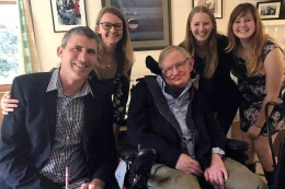 Prof Justin Yerbury bertemu dengan  Stephen Hawking Photo: Justin Yerbury.