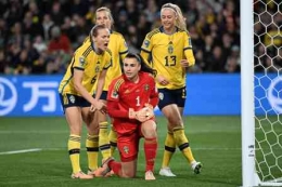 Pemain Swedia berhasil menahan gempuran serangan USA/foto: FIFA.com