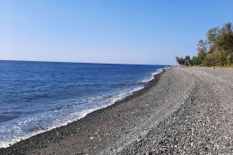 Salah satu pantai yang ada di Alor (Foto : theodolfi)