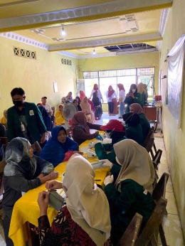 Pemeriksaan tekanan darah pada lansia di Desa Karangandong (Dokpri)