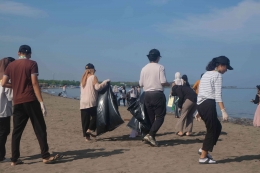 Kegiatan Pembersihan Sampah di Pantai Biru/Dokpri