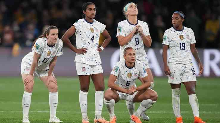 pemain timnas wanita USA tercengang kalah adu penalti lawan Swedia /foto: FIFA.com