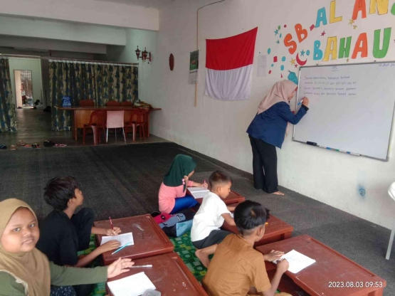 Renny Syarifuddin, Mahasiswa Adm. Publik UM Sidrap Mengajarkan Ilmu Pengetahuan Sosial (Dok. pribadi)
