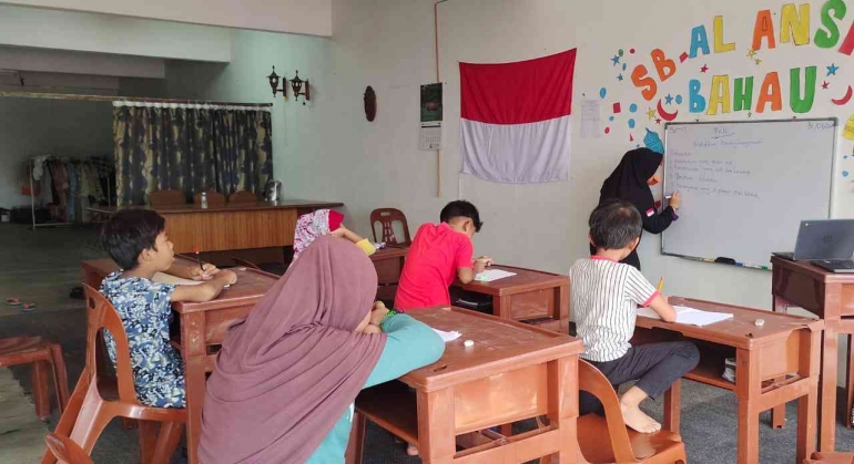 Viranti Dako, Mahasiswa Psikologi UM Gorontalo Mengajarkan Pendidikan Kewarganegaraan (Dok. pribadi)