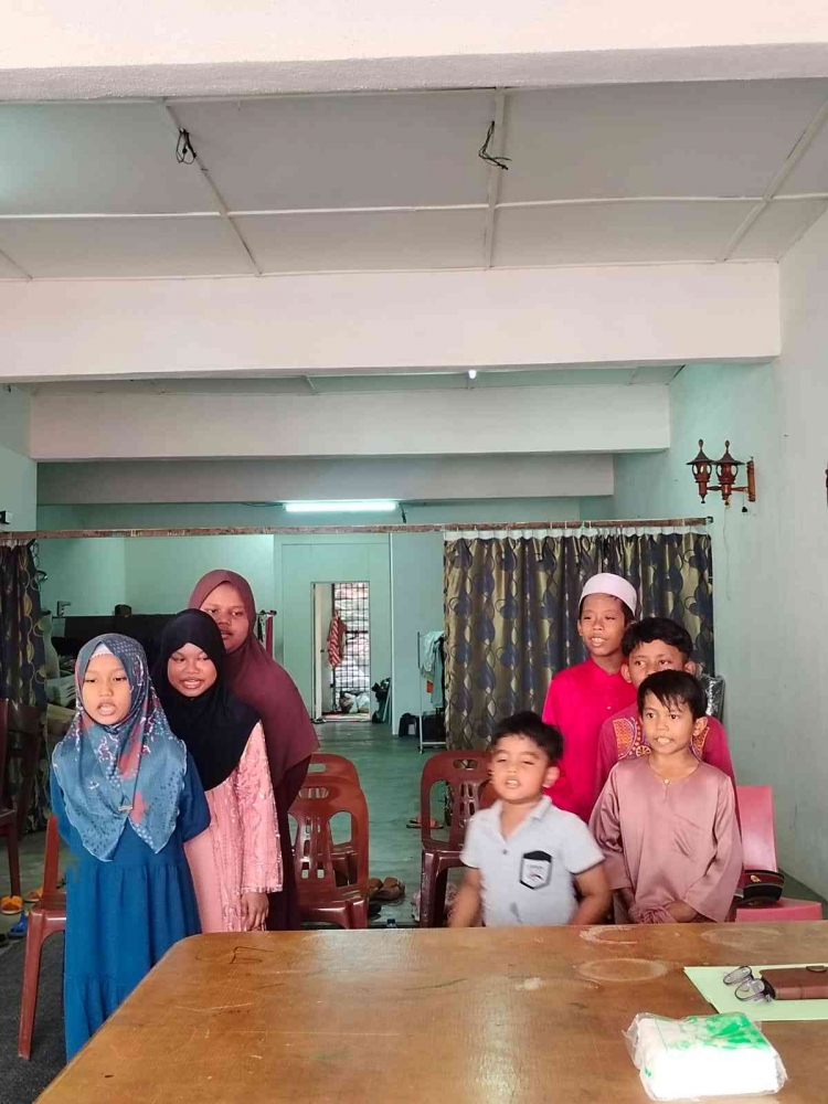 Penampilan dari Murid ICC Al-Anshar Bahau Pada Penyambutan Mahasiswa KKN Kemitraan Internasional Angkatan VIII (Dok. pribadi)