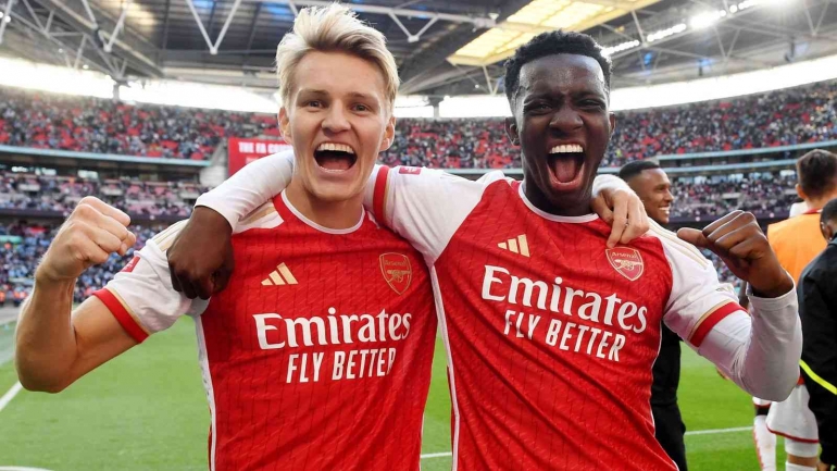Martin Odegaard dan Eddie Nketiah merayakan kemenangan Arsenal atas City di ajang Community Shield (Foto Skysports)