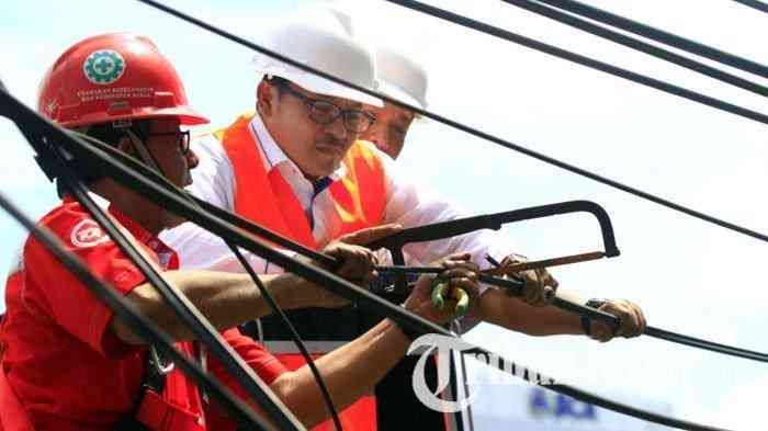 Wali Kota Malang, Sutiaji memotong sejumlah kabel utilitas semrawut di kawasan Jalan Borobudur (19|12|2018) | TribunJatim.com