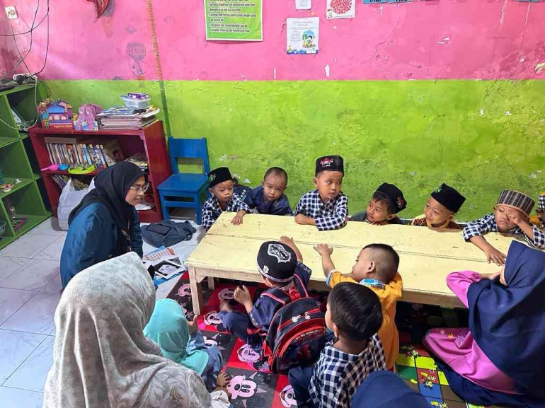 Mahasiswa mengenalkan emosi dasar pada anak-anak KB Mutiara Umat Desa Tonggara didampingi pengajar | Dokumentasi Pribadi