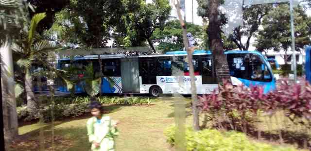 Penumpang Busway harus berjalan dulu ke halte terdekat (Dokpri)