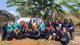 Foto bersama kegiatan launching pusat konservasi TOGA oleh PPK Ormawa Himasiera di Desa Neglasari, Bogor, Jawa Barat. Sumber : Dokumentasi pribadi