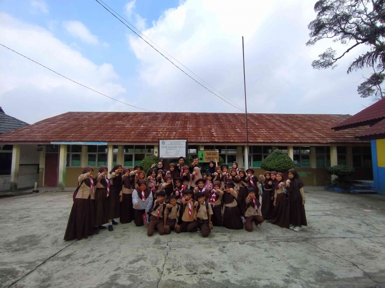 Mahasiswa KKN Fakultas Pertanian Universitas Djuanda Bogor kelompok 16 melakukan edukasi pendidikan 12 tahun dalam  program kerja 