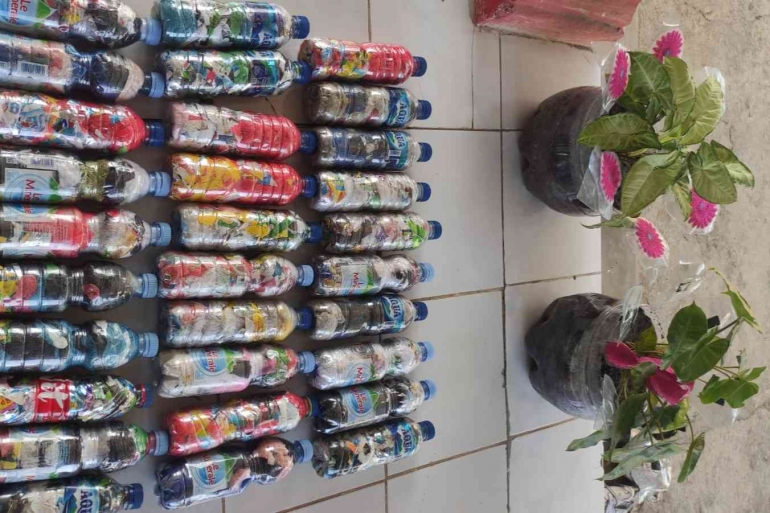 Pot plastik dan Botol hasil Ecobrick (dokumentasi pribadi)