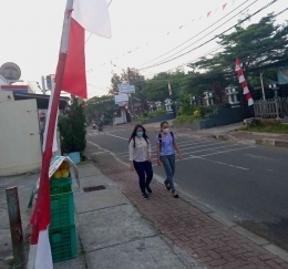 Betapa sepinya nuansa merah-putih di kota Depok. Foto: Parlin Pakpahan.