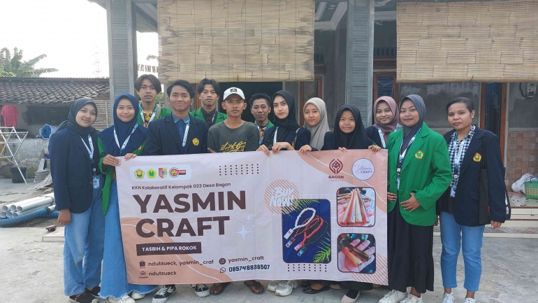 Penyerahan Banner dan Label Sticker (Dok. pribadi)