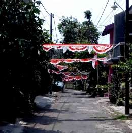 Hiasan merah-putih di kota Malang sudah ramai tmt 1 Agustus 2023. Foto: Parlin Pakpahan.