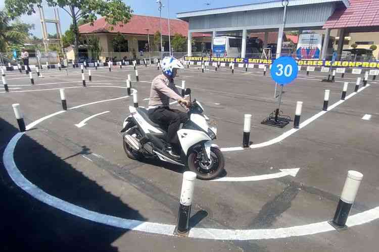 Sirkuit uji praktek SIM C untuk roda dua di Satuan Penyelenggara Administrasi SIM Kepolisian Resor Kulon Progo, DIY/KOMPAS.com/DANI J