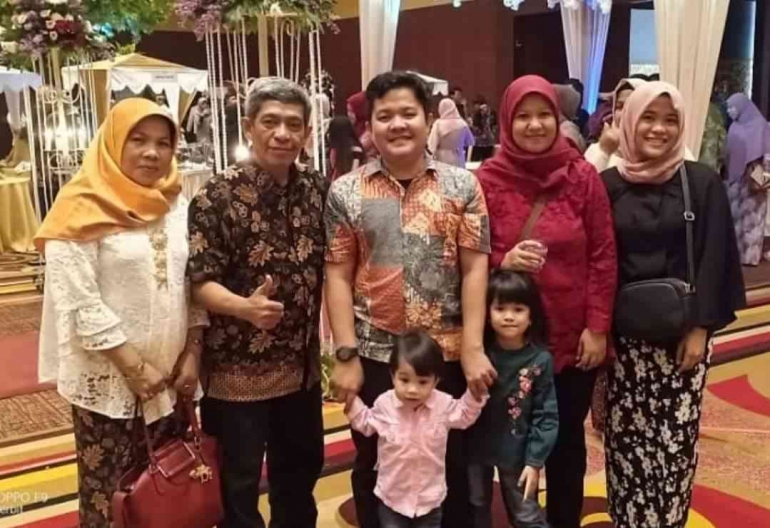 Keluarga kecilku dalam susunan personil lengkap. Kakek, nenek, anak, mantu dan cucu (foto dok Nur Terbit)