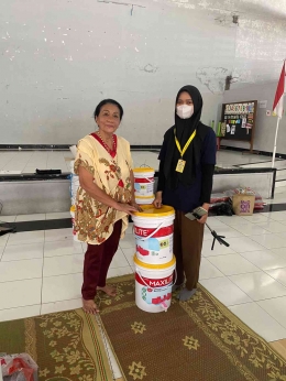 Dok. KKN Subunit Pogung: pemberian ember tumpuk kepada warga