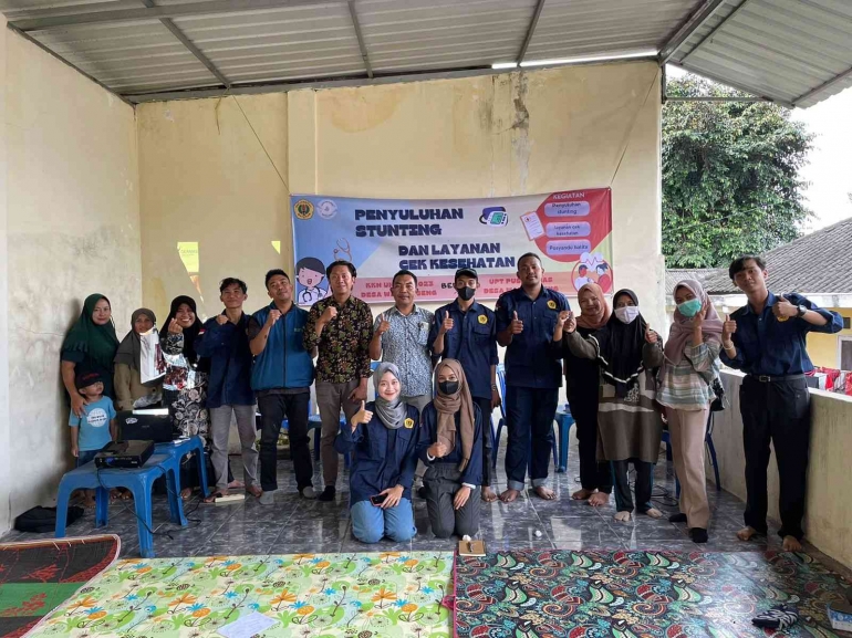 Foto bersama dengan Kepala Desa Wajageseng, Pihak Puskesmas, Kader Posyandu, Mahasiswa KKN di Wajageseng (Dokpri)