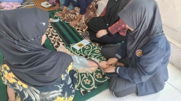 (Pemeriksaan Tekanan Darah pada Lansia di Dusun PAL 16 III Desa Sumber Tengah dalam rangka Penyuluhan PTM - Dok. Pribadi)