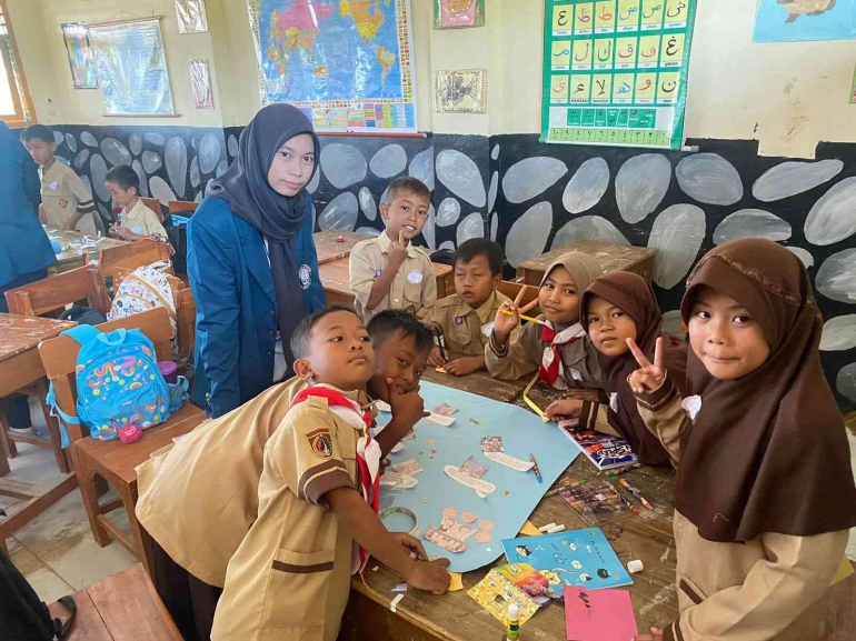 Gambar 5: Pembuatan Mading bersama Anak Kelas 3 SD N 4 Jagalempeni/Dokpri